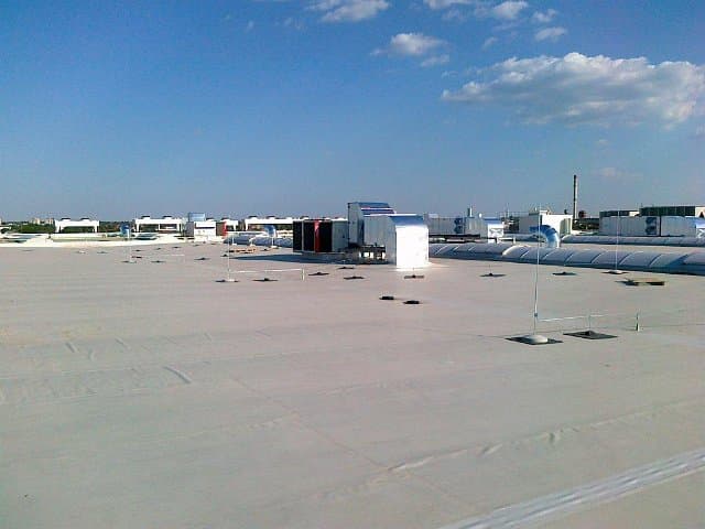 Long saddle-profile rooflight installed on a production hall